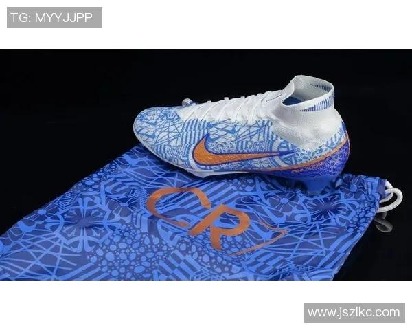 足球明星穿蓝色足球鞋的精彩瞬间与时尚搭配解析