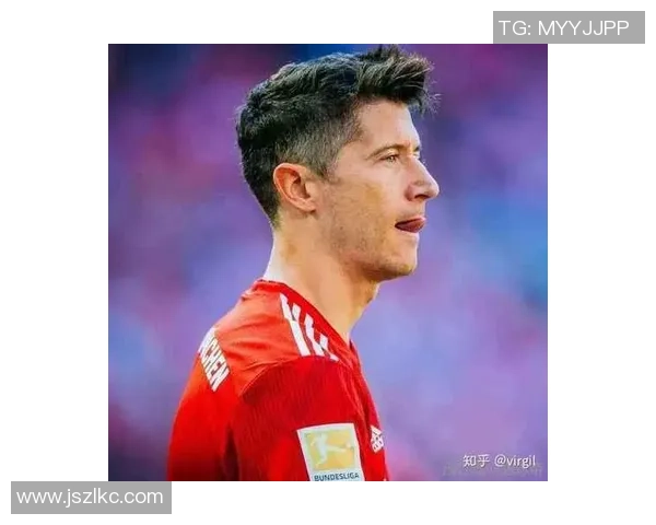 足球明星魅力四射超帅混剪展现球场风采与青春活力的完美结合