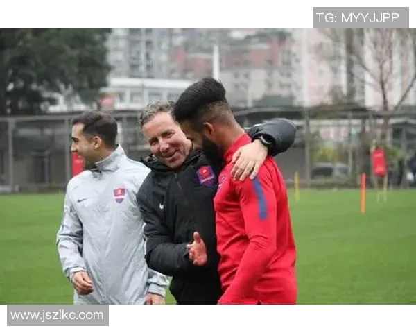 足球明星与女友甜蜜拥抱瞬间展现爱情的美好与温馨 足球明星与女友甜蜜拥抱瞬间展现爱情的美好与温馨